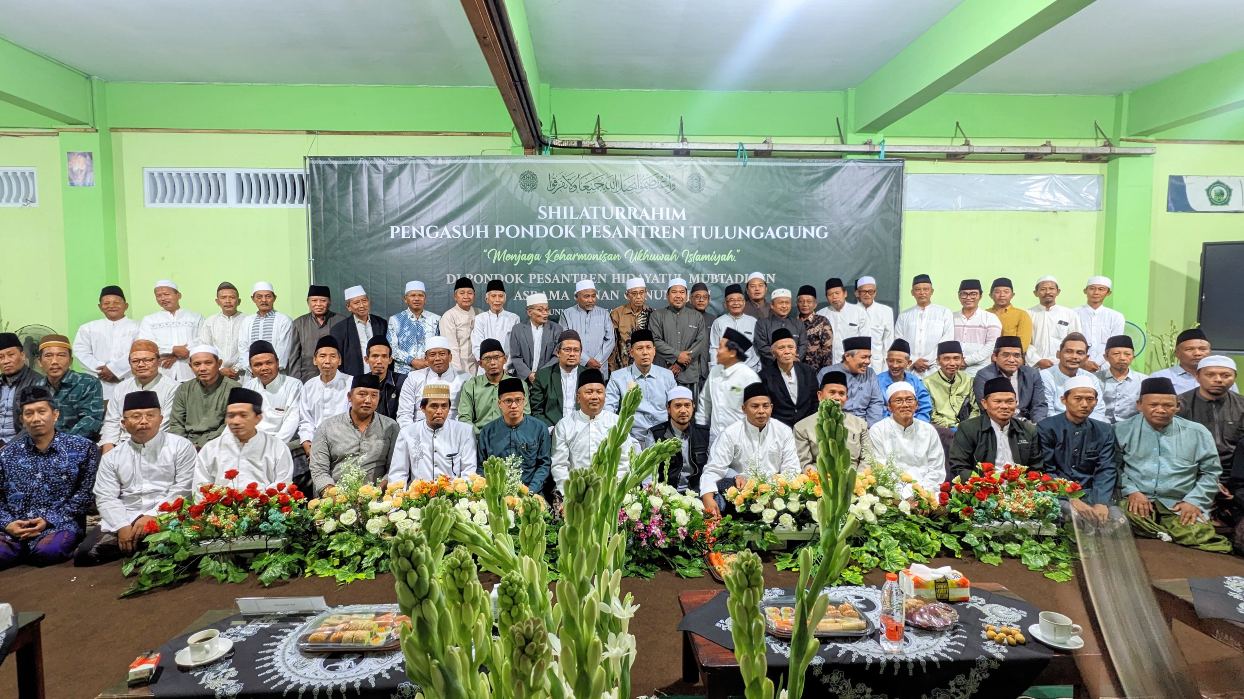 PONDOK MODERN DARUL HIKMAH HADIR DALAM SHILATURAHIM PENGASUH PESANTREN TULUNGAGUNG BAHAS POLEMIK NASAB