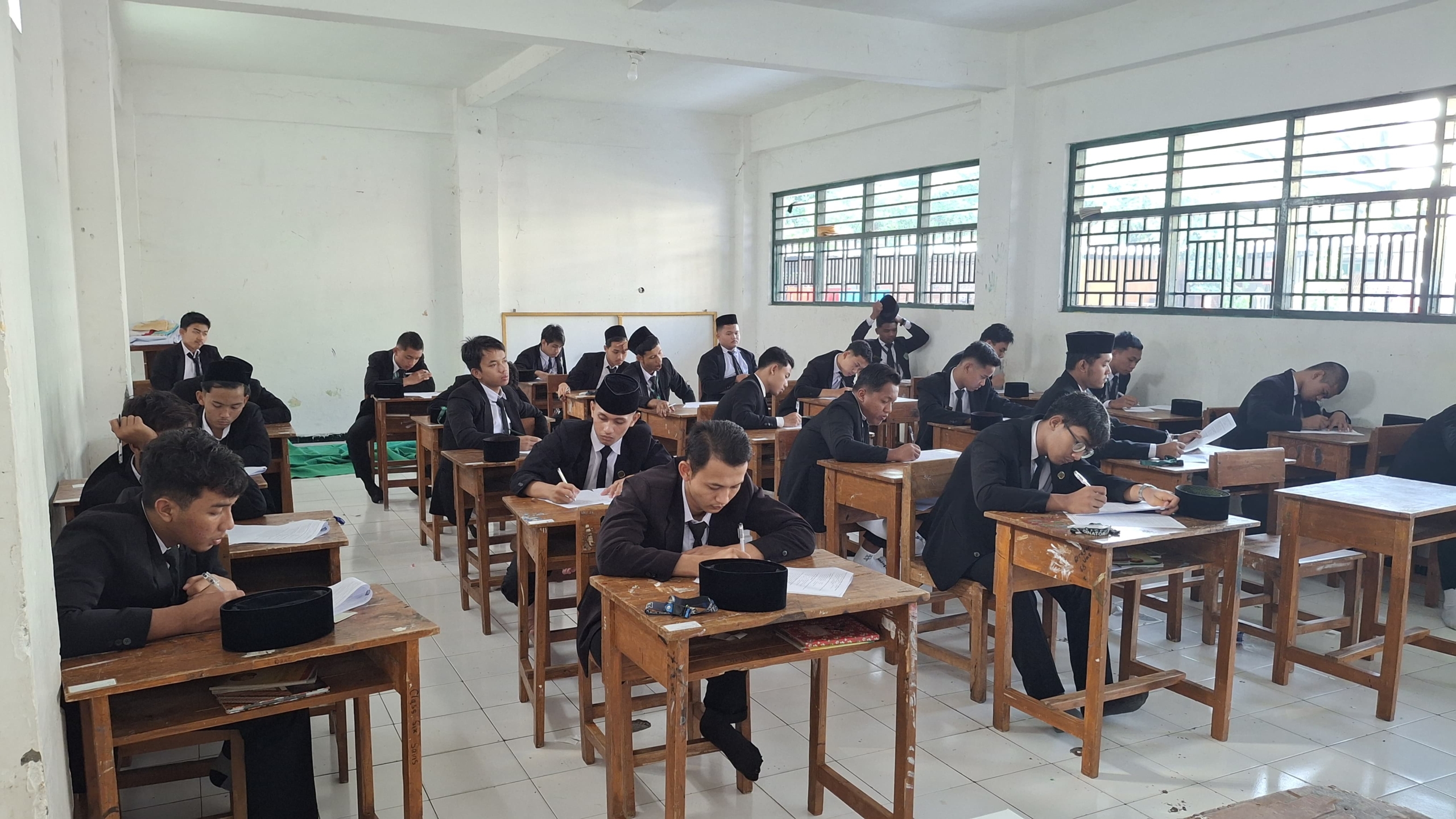 Santri Akhir KMI Pondok Modern Darul Hikmah Hadapi Ujian Tahriri Penentu Kelulusan